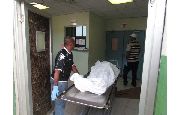 Cadáver en la morgue.