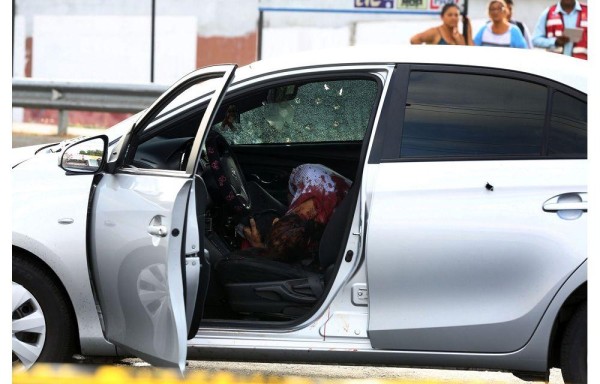 Una fuente policial dijo que las balas no eran para la mujer, sino para el sargento de la Policía. Se investiga el caso.