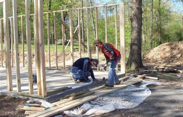 Berraca, construyó su casa con videos