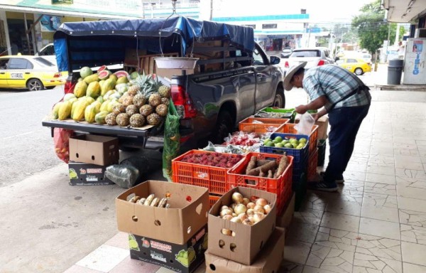 Ante el hacinamiento en la actual instalación, algunos han optado por negociar en las diferentes aceras.