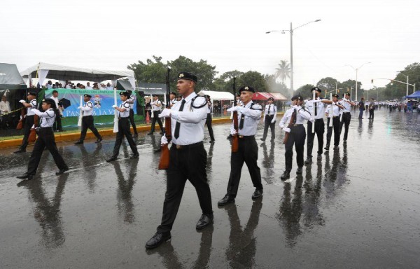 Ni el clima lluvioso pudo detener los desfiles en Panamá Viejo.