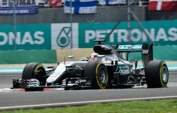 Lewis Hamilton, listo para enfrentar la prueba de hoy.