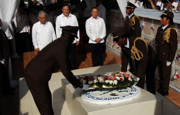 Una ofrenda floral fue colocada en las fosas de los soldados.