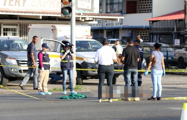 El hombre vestía un pantalón ‘jeans' 3/4, un suéter negro y medias. Su cuerpo sin vida quedó boca abajo sobre el pavimento.