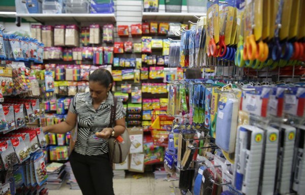 Los padres de familia comparan los precios.