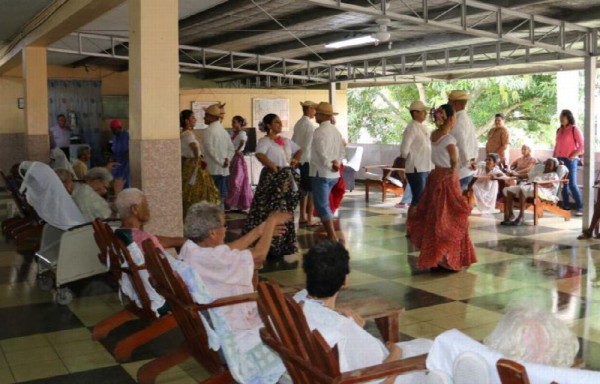 Esporádicamente llegaban visitas al hogar de ancianos con donaciones y actividades para alegrarles el día.