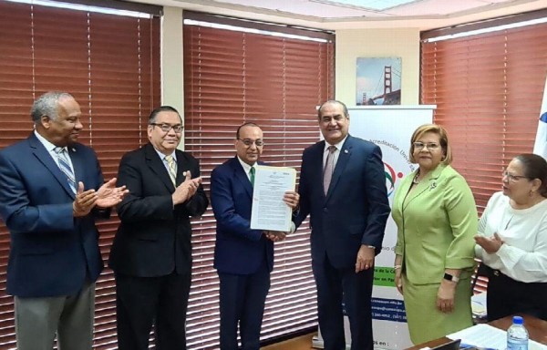 El rector Flores fue quien dio el anuncio.