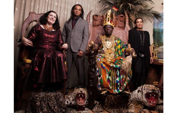 Rey gobierna desde Alemania por Skype