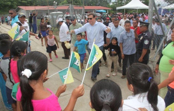 El presidente Juan Carlos Varela hizo un recorrido por el área antes de entregar las casas.