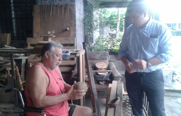 Su taller queda en San Mateo.