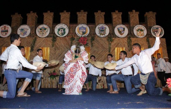 Acompañada del conjunto típico.