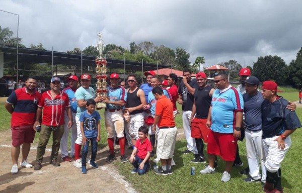 Los jugadores luciendo el trofeo de campeones.