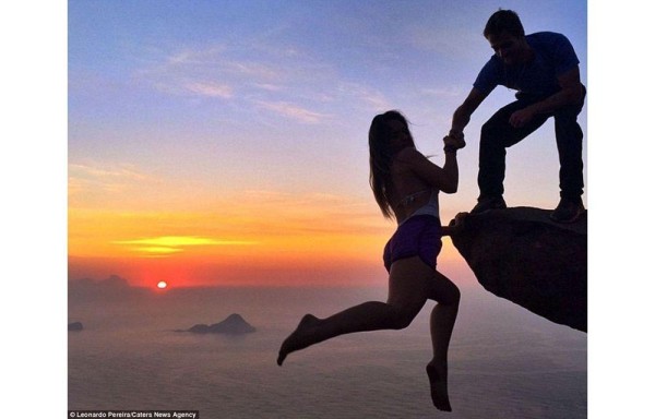 La lleva a las alturas para pedirle matrimonio