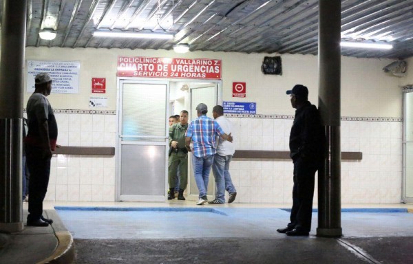 Familiares de la víctima, a su llegada al centro médico.