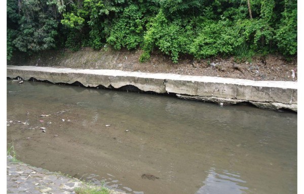 Colocaron muros de concreto en el río.