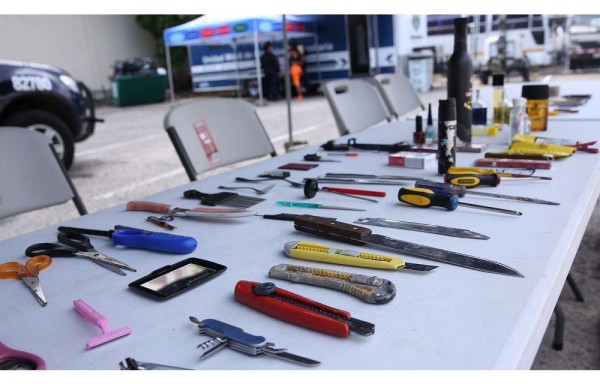Decomisan perfumes tenedores y cuchilos