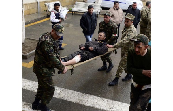 Un soldado herido es trasladado a un hospital en el distrito de Terter.