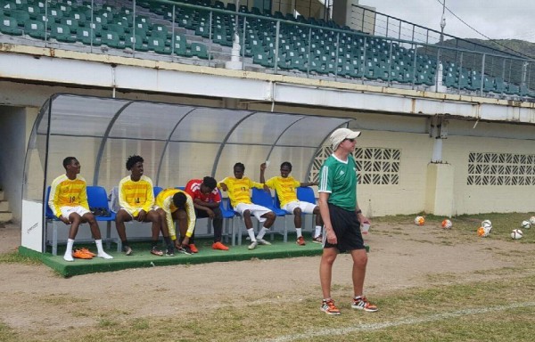 El técnico inglés-panameño Gary Stempel dirigiendo a la selección juvenil de San Cristóbal y Nieves que jugará en el Premundial Sub-20 en Costa Rica.