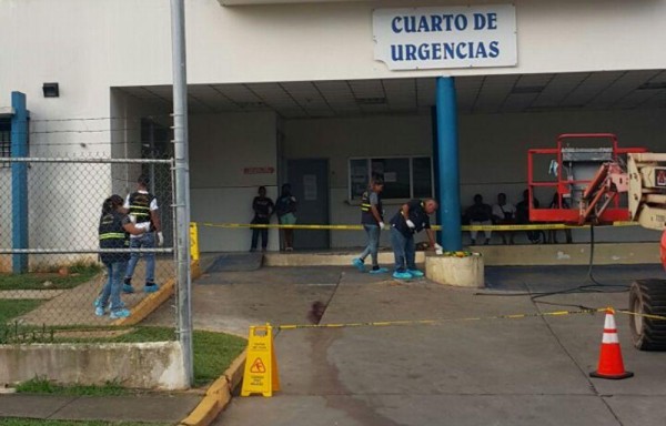 Colaboradores intentaron auxiliarlo ingresándolo al cuarto de urgencias, pero el médico dictaminó su muerte.