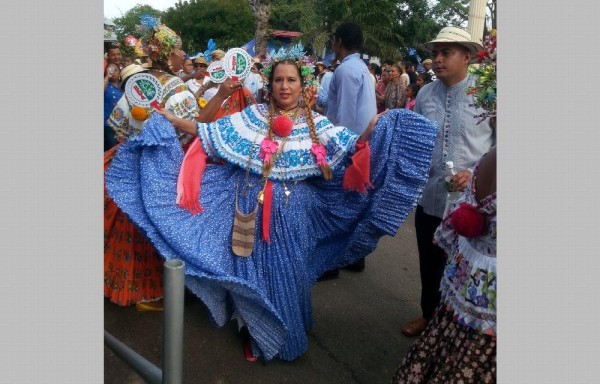 Vestidas con hermosas polleras se lucen las mujeres.