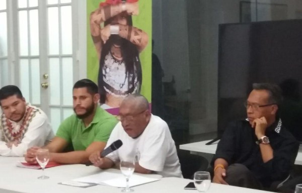 El poeta Aristides Turpana junto a otros invitados.