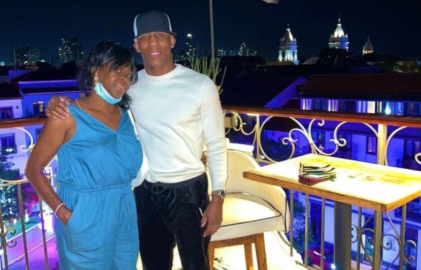 Yordenis Ugás junto a su mamá en su reciente visita a Panamá.