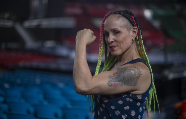 Sus primeros años en México los dedicó a la crianza de sus hijas.