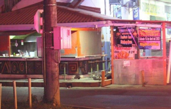 Formaba la fila para comprar comida.