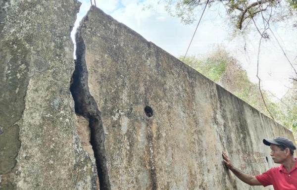 Rajadura en una de las bases del puente.