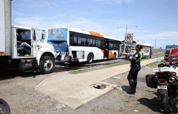 Metrobús fue impactado en la parte posterior, por lo que golpeó a un diablo verde que se dirigía a San Miguelito.