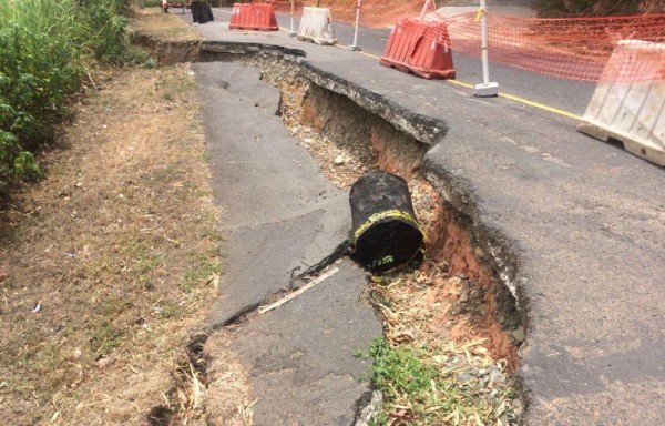 Este tramo de ocho metros se ubica en la comunidad de San Pedro, en donde solo un auto puede pasar.