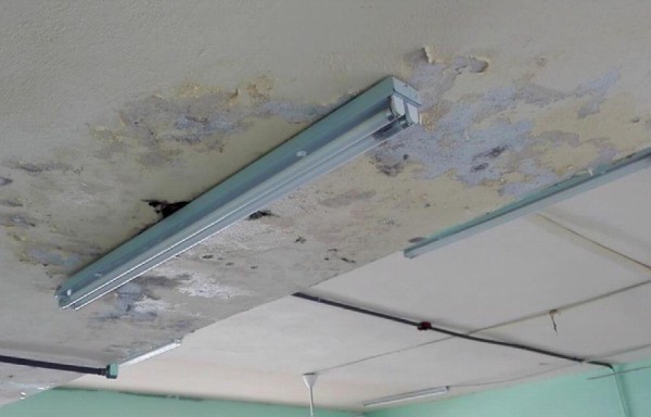 El techo está deteriorado por las filtraciones y temen que les caiga encima.