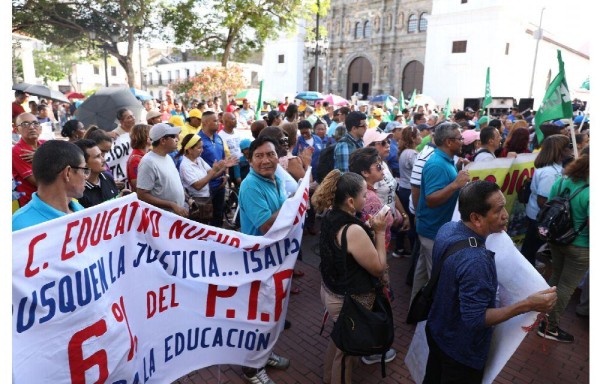 Las educadores dicen que marchan por mejorar la educación.