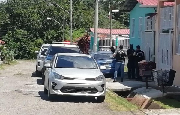 Evadió control policial y se volcó, iba cargado con plantones de marihuana