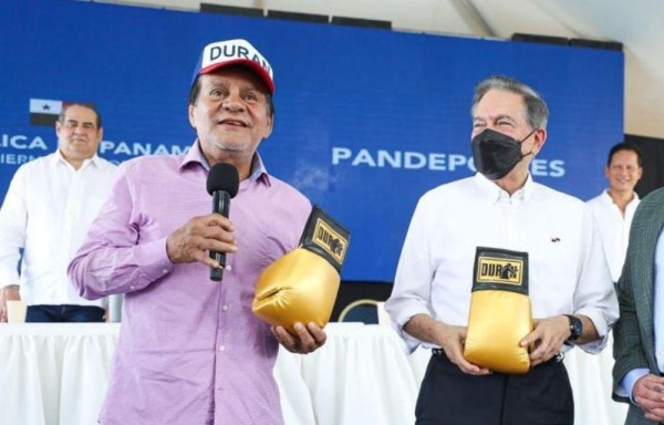 Durán obsequió un guante y una faja de campeón de boxeo al presidente Cortizo.