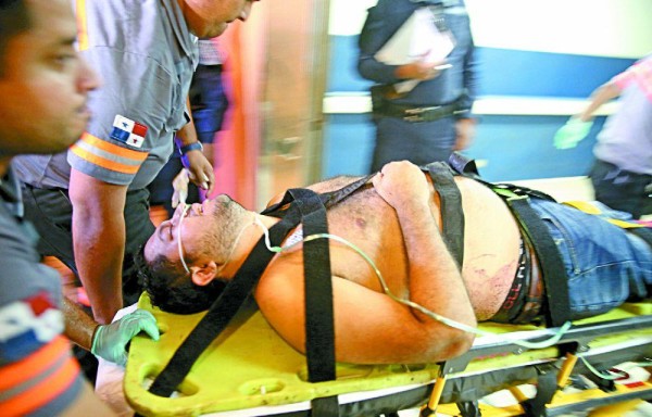 Momento que uno de los baleados llegaba a urgencias del Hospital Santo Tomás.