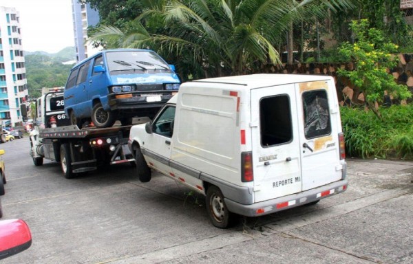 Carros abandonados en las calles afectan el libre tránsito.