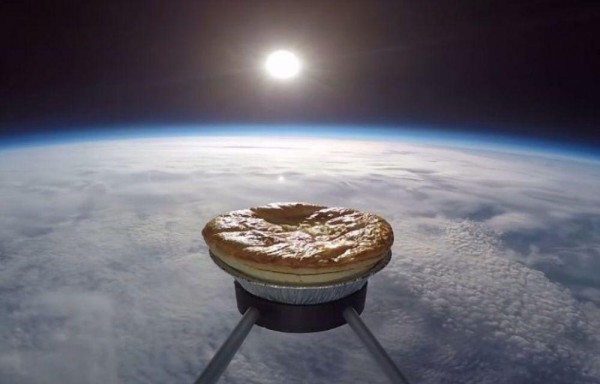 Un grupo de ingleses lanzan el primer pastel de carne al espacio