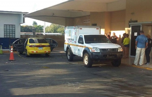 La víctima murió en el Hospital Nicolás A. Solano. Tenía tiros en el tórax, otro en el cuello, en los brazos y la cadera.