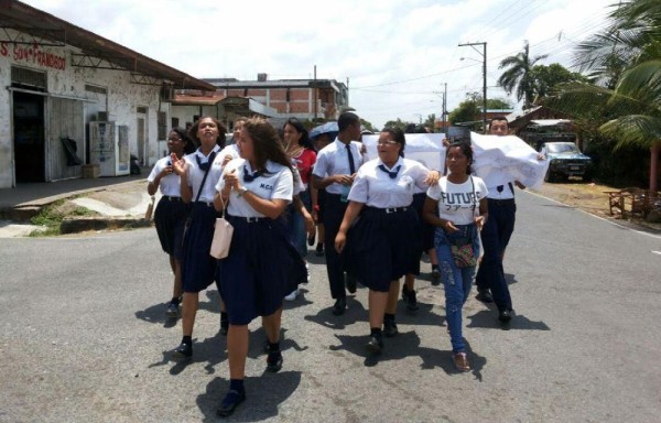 Los estudiantes de la Moisés Castillo Ocaña marcharon desde el parque Feuillet de La Chorrera hasta las instalaciones del colegio.