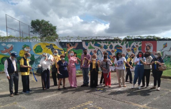 Miembros de la Aplij, Club Kiwanis y escritores participantes en la inaguración del proyecto