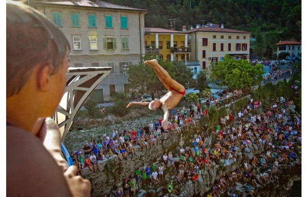 ¡Viejo bellaco! Salta con 77 años