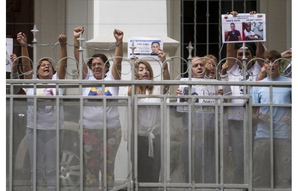 Familiares de políticos presos se encadenan frente a la sede de la Nunciatura Apostólica.