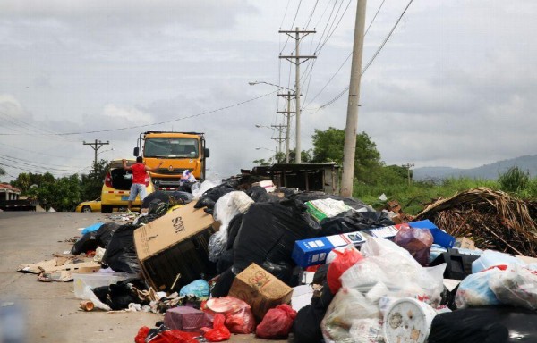 La basura inunda los Caminos de Omar