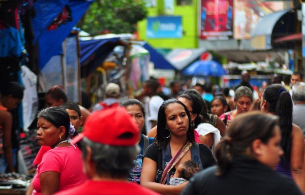 Se hizo una encuesta entre mil personas de cada país para medir el nivel de alegría, dice el Informe Mundial de la felicidad