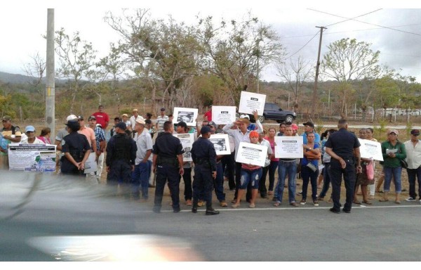 Policías llegaron al área.