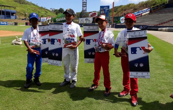 Los niños que ganaron ayer el Pitch, Hit & Run en el Rod Carew.