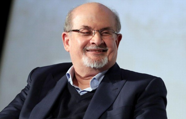 Ha recibido varios premios literarios.