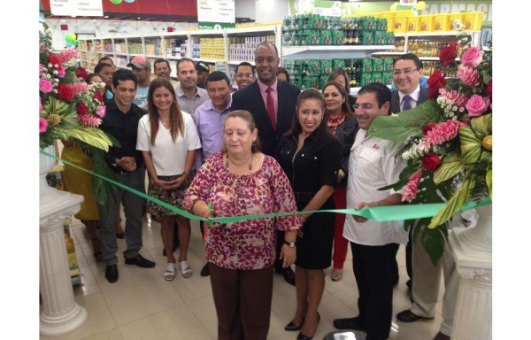 Momento de la inauguración formal del nuevo comercio.