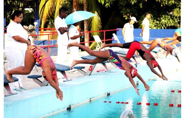 La justa se realiza en la piscina Eileen Coparropa de la Ciudad Deportiva Irving Saladino.